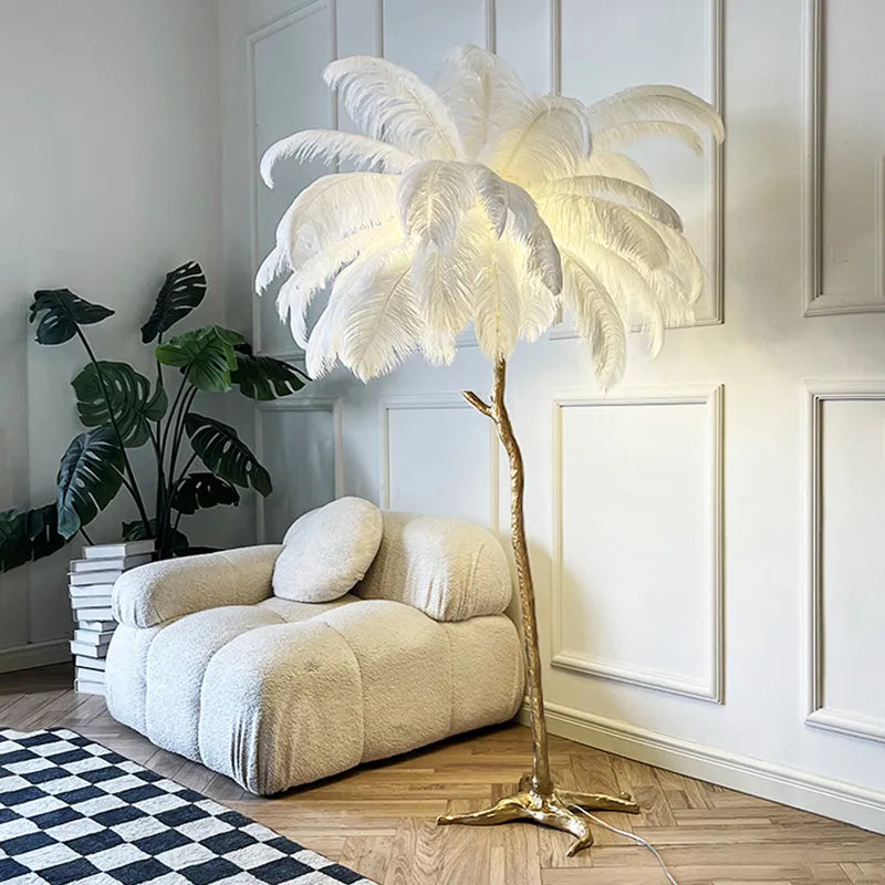 Lámpara de pie de lujo con plumas de avestruz y base de latón cobre. Iluminación moderna para el hogar.