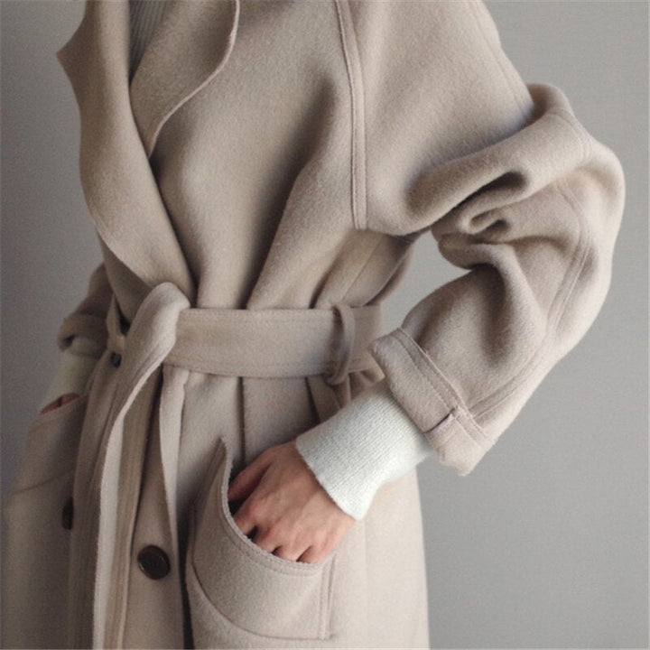 Versátil gabardina de mujer, ideal como chaqueta de entretiempo, un abrigo chic y cómodo para diario.