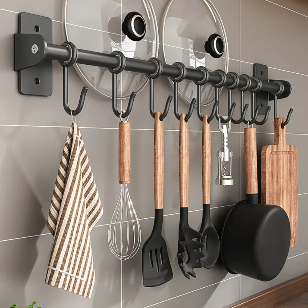 Organizador de cocina de acero negro para pared, con ganchos, ideal para utensilios y ahorro de espacio moderno.