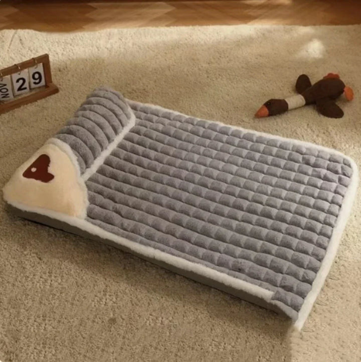 Cama ortopédica gris para mascotas con diseño ergonómico. Beneficios para la salud y articulaciones.
