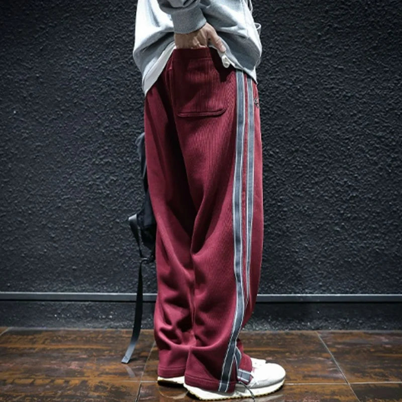 Pantalones casuales de hombre, anchos y con rayas. Versátiles para atuendos urbanos o deportivos, muy cómodos.