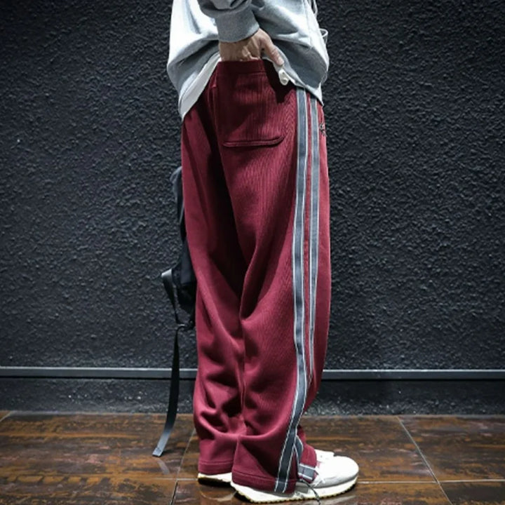 Pantalones casuales de hombre, anchos y con rayas. Versátiles para atuendos urbanos o deportivos, muy cómodos.