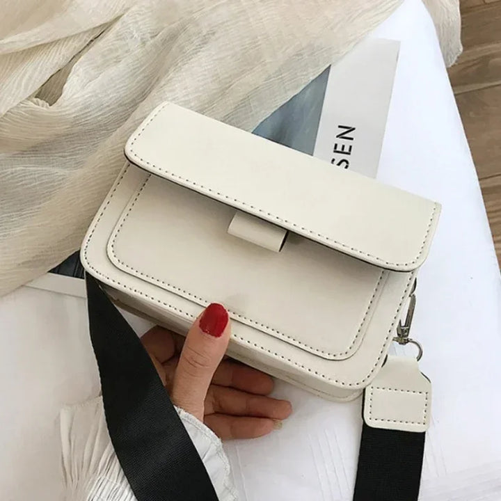 Elegante bolso de hombro estructurado para mujer. Un accesorio moderno que complementa tu estilo con sofisticación y organización.