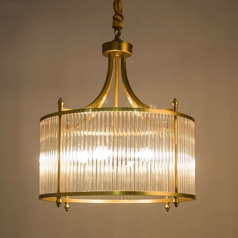 Lámpara de techo dorada y cristal, diseño elegante para iluminación de comedor o salón.
