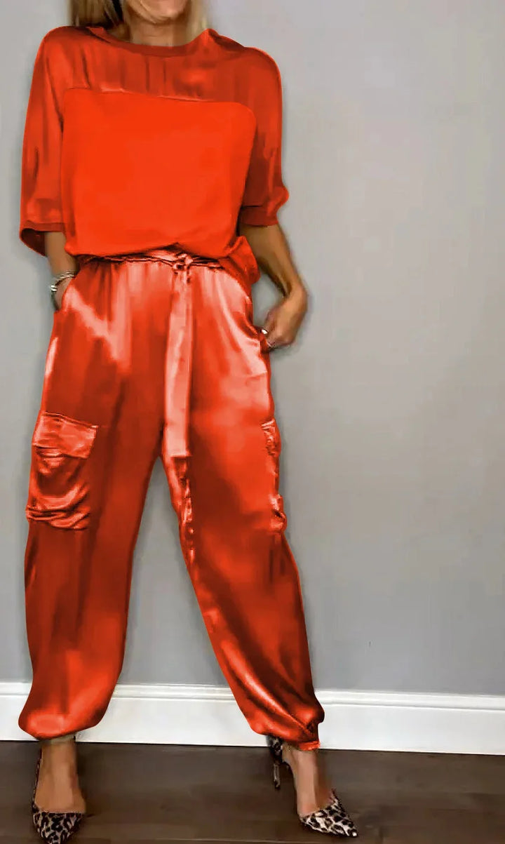 Conjunto elegante de dos piezas fluido para mujer, realzando la figura con comodidad y estilo moderno.