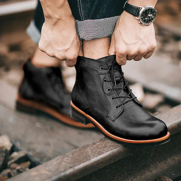 Estilosas botas de vestir para hombre en cuero genuino, color marrón oscuro, perfectas para lujo.