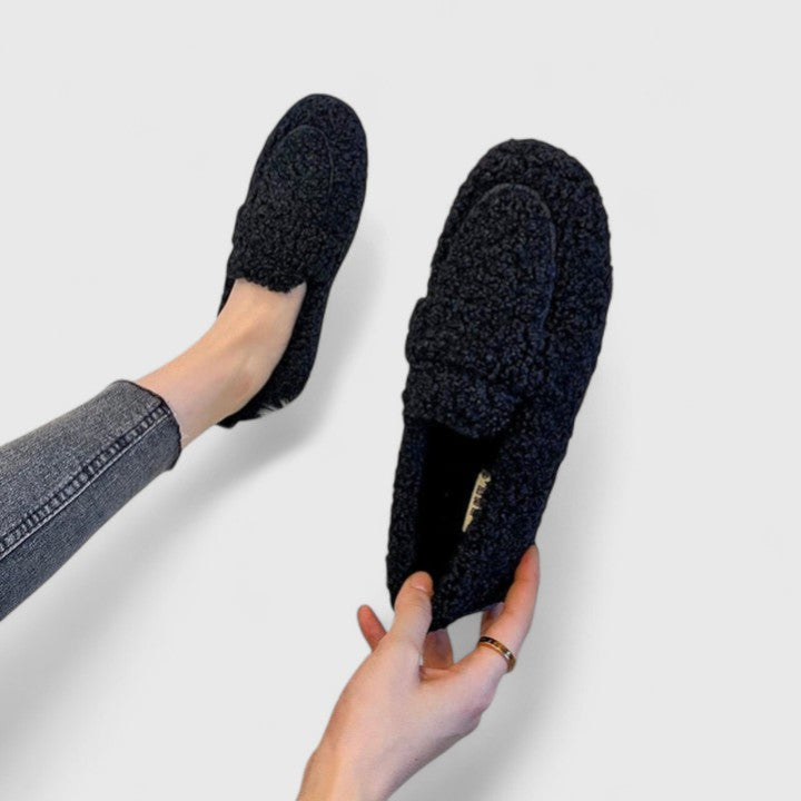 Calzado de casa mocasín para mujer. Zapatillas cálidas, elegantes y antideslizantes para máximo confort.