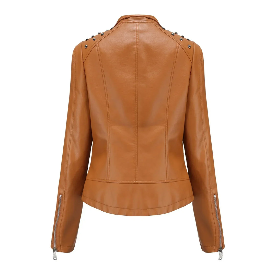 Mujer con chaqueta slim fit, diseño sofisticado y moderno, moda de otoño/invierno.