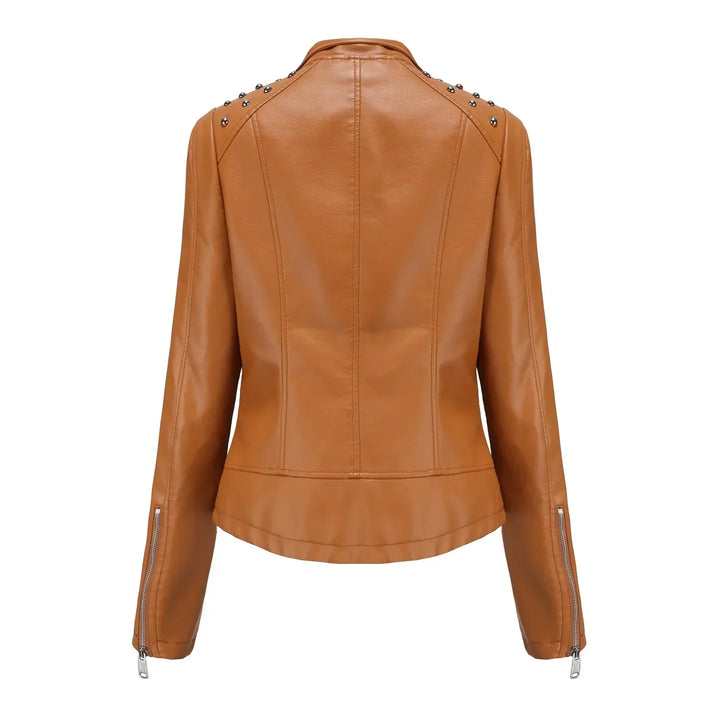 Mujer con chaqueta slim fit, diseño sofisticado y moderno, moda de otoño/invierno.