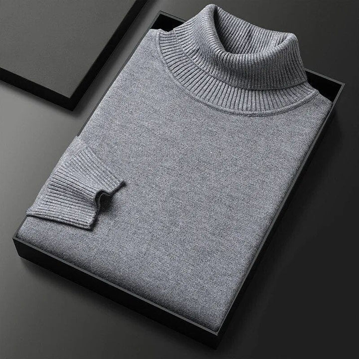 Primer plano de un jersey cuello alto para hombre. Destaca su tejido suave y estilo atemporal de invierno.