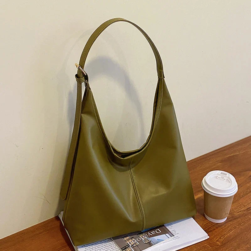 Accesorio de moda: Bolso minimalista elegante para mujer, versátil y de cuero sintético para un estilo único.