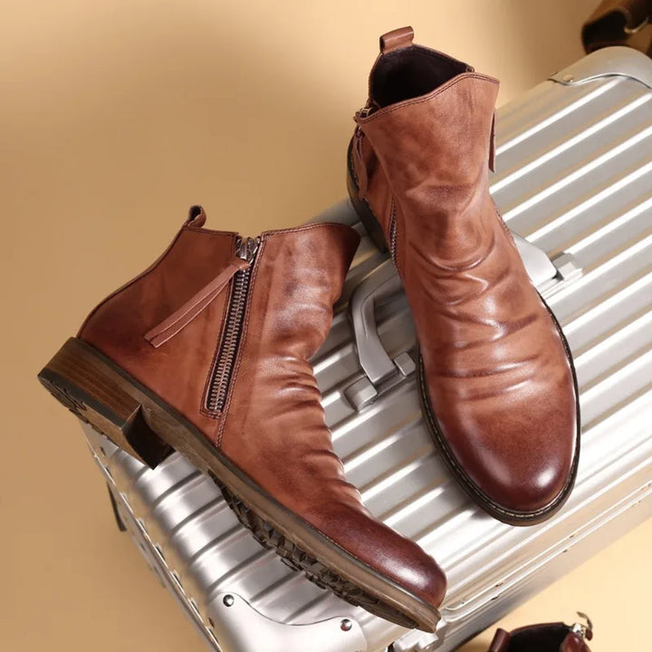 Detalle de bota Chelsea para hombre con elástico lateral. Calzado versátil para otoño invierno, moda masculina.