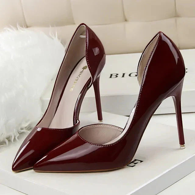 Moda mujer: tacones altos con laterales descubiertos, un toque sofisticado para cualquier ocasión especial.