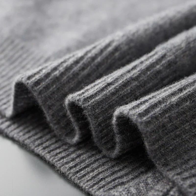 Ropa de hombre: cárdigan con cremallera y cuello alto, elegante para ocasiones casuales en invierno.
