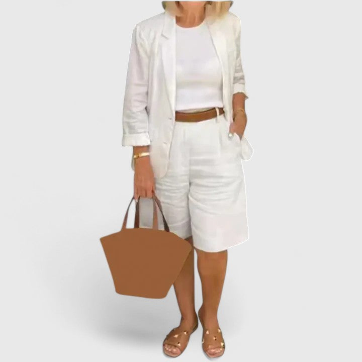 Set de verano elegante para mujer, ideal para climas cálidos. Blusa y shorts de moda femenina.