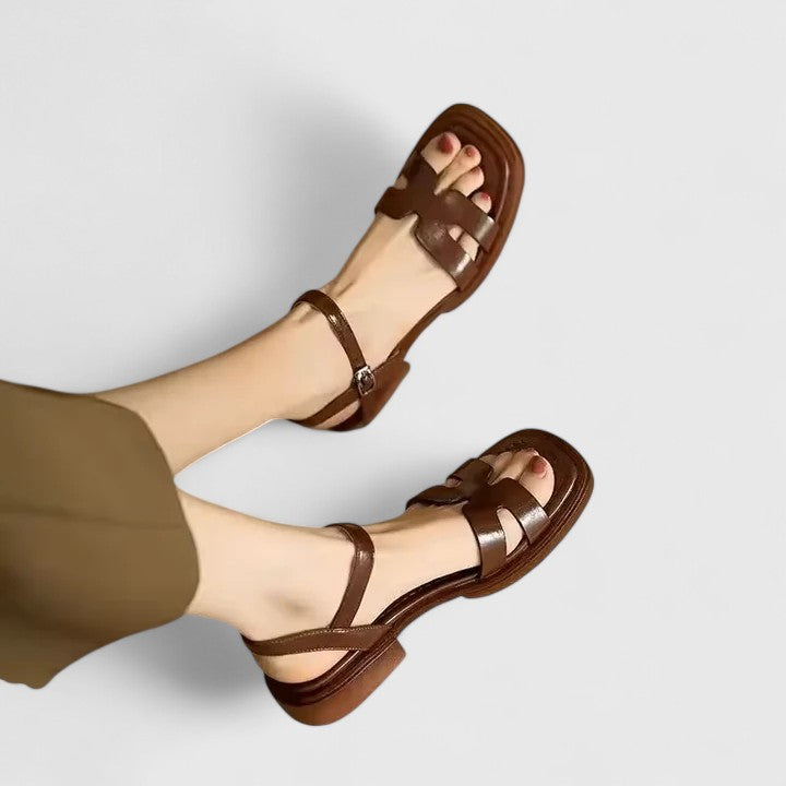 Sandalias cómodas para mujer con soporte plantar, tacón bajo y correa ajustable. Ideales para un verano con confort.