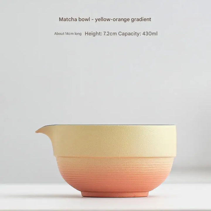 Tazón de matcha japonés verde, cerámica artesanal chawan para preparar y servir té verde.