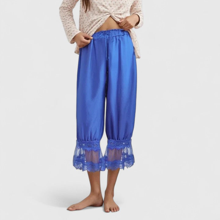 Pantalón de mujer de moda casual, con el diseño distintivo de patchwork y encaje. Tendencia original.