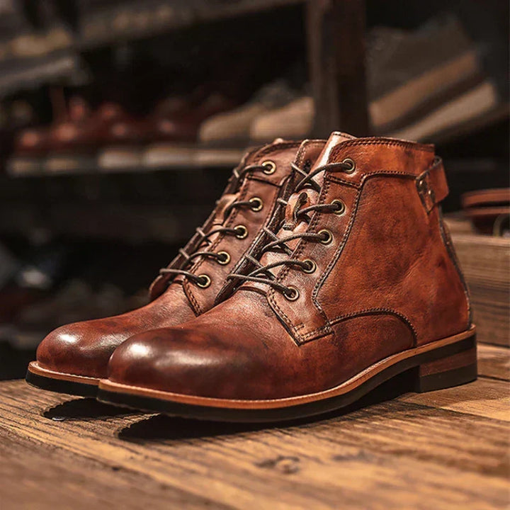 Botas de lujo para hombre de cuero marrón brillante, ideales para vestir con estilo elegante.