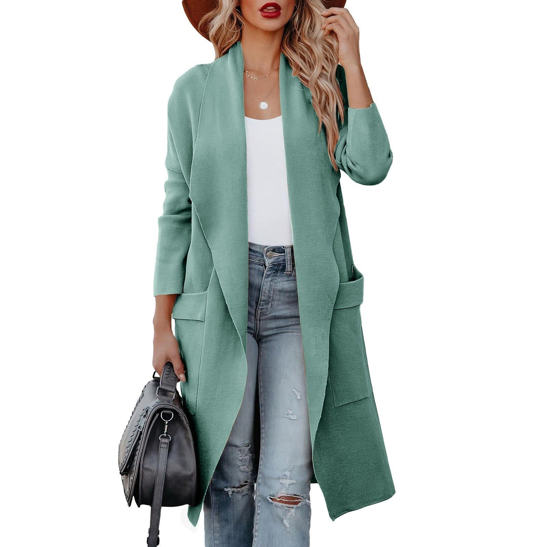 Mujer vistiendo chaqueta de punto elegante. Prenda cómoda y casual, perfecta para otoño e invierno.