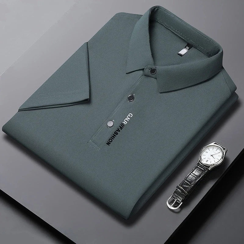 Polo de manga corta azul claro. Ideal para primavera/verano, ofrece comodidad, estilo atemporal y versátil.