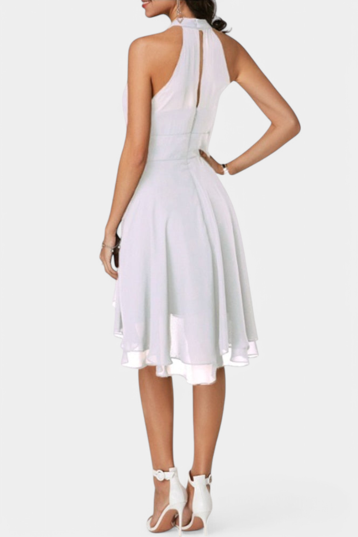 Vestido Anouk elegante para mujer, con volantes fluidos y silueta femenina. Estilo de noche.