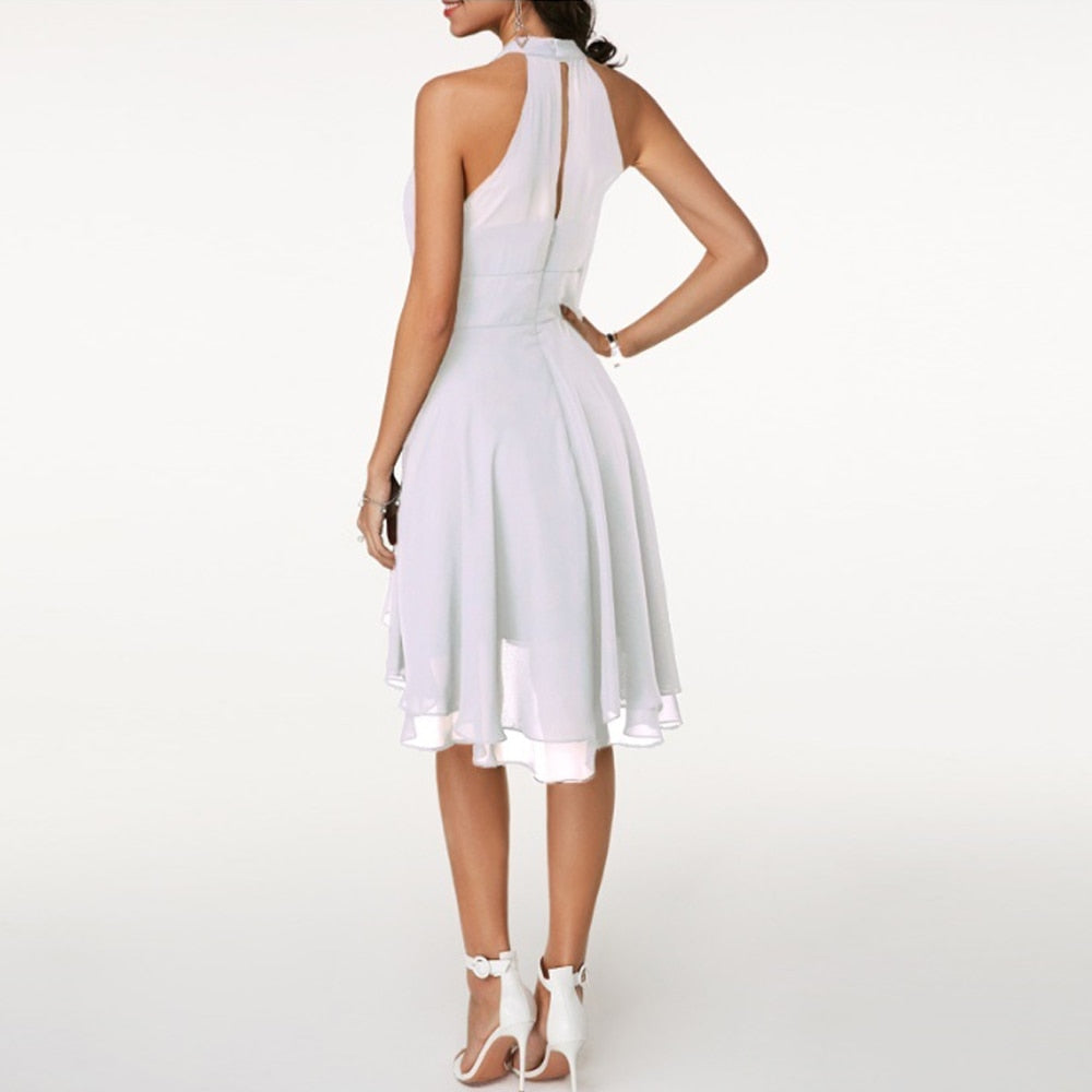 Modelo vistiendo vestido halter midi ajustado para mujer, perfecto para eventos formales y moda de verano.