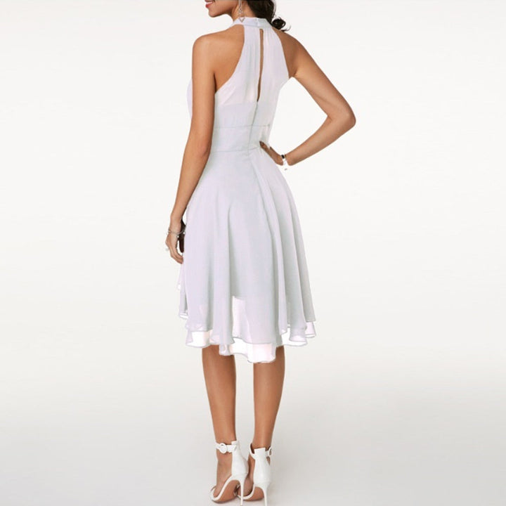 Modelo vistiendo vestido halter midi ajustado para mujer, perfecto para eventos formales y moda de verano.