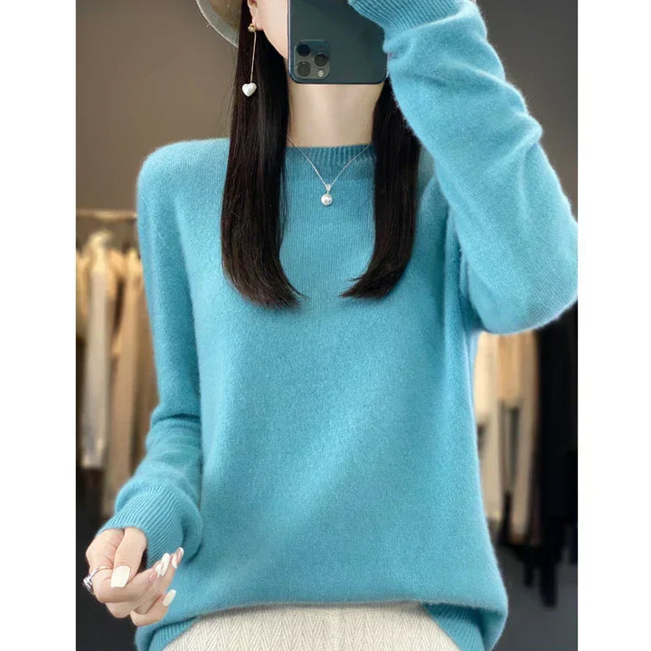 Mujer luciendo suéter delgado de manga larga. Estilo moderno y cálido, perfecto para el otoño/invierno.