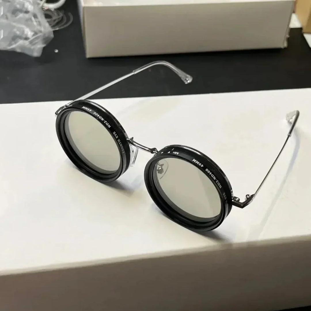 Gafas de sol unisex de moda, con protección UV superior y lentes negros.