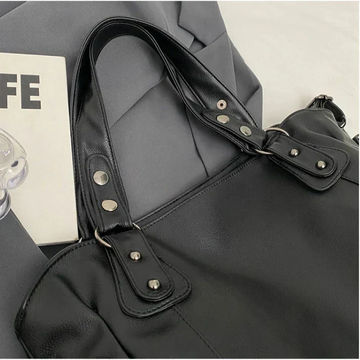 Bolso color chocolate grande para mujer, cuero vegano suave. Organizador elegante para el diario.