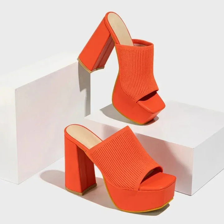 Sandalias de tacón y plataforma, estilo moderno, un must-have en la moda femenina de verano.
