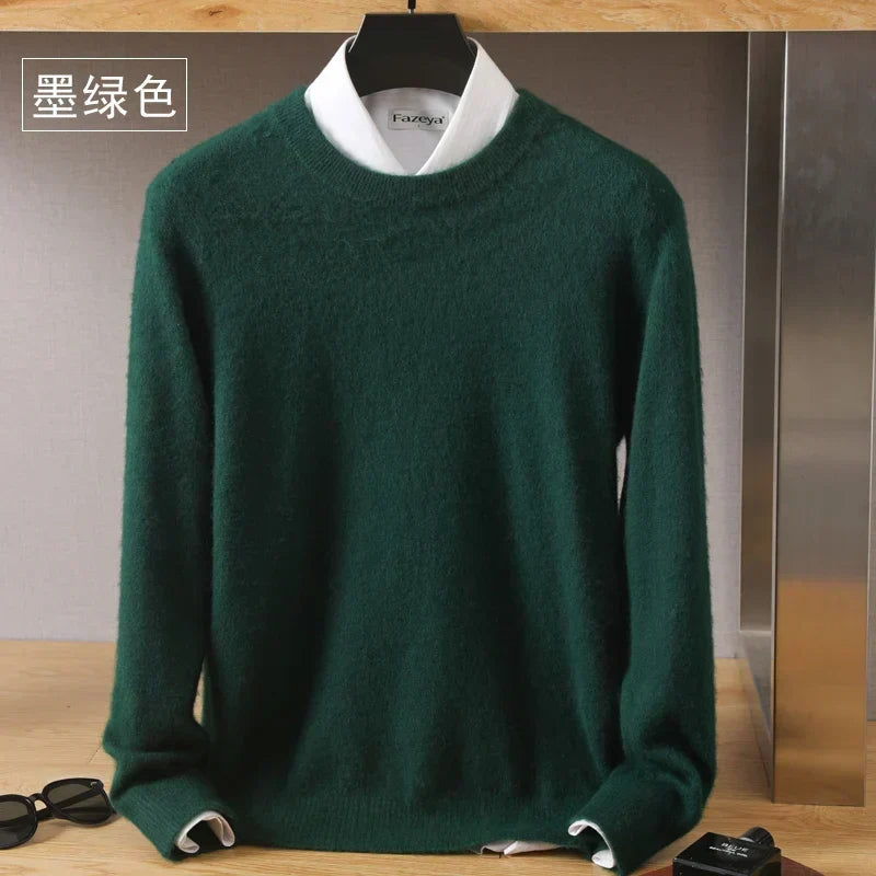 Hombre relajado con suéter de cuello redondo gris, moda casual de otoño.