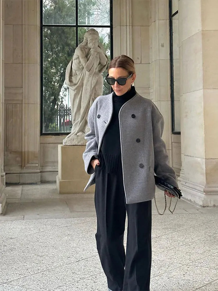 Abrigo de mujer oversize con doble botonadura para invierno. Ropa de abrigo elegante y cómoda, perfecta para otoño.