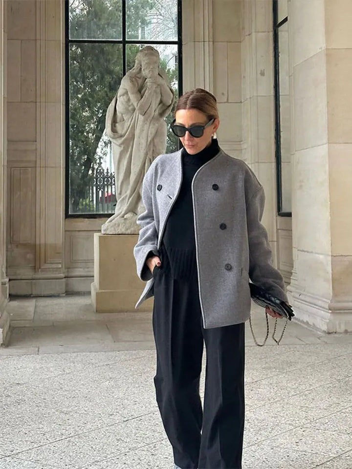 Abrigo de mujer oversize con doble botonadura para invierno. Ropa de abrigo elegante y cómoda, perfecta para otoño.