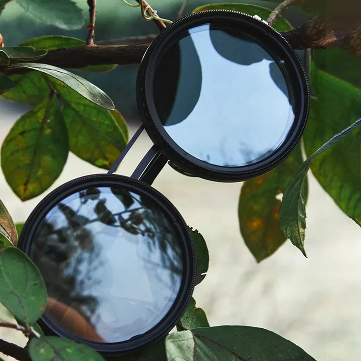 Modernas gafas de sol ligeras, ideales para verano, con lentes negros y UV.