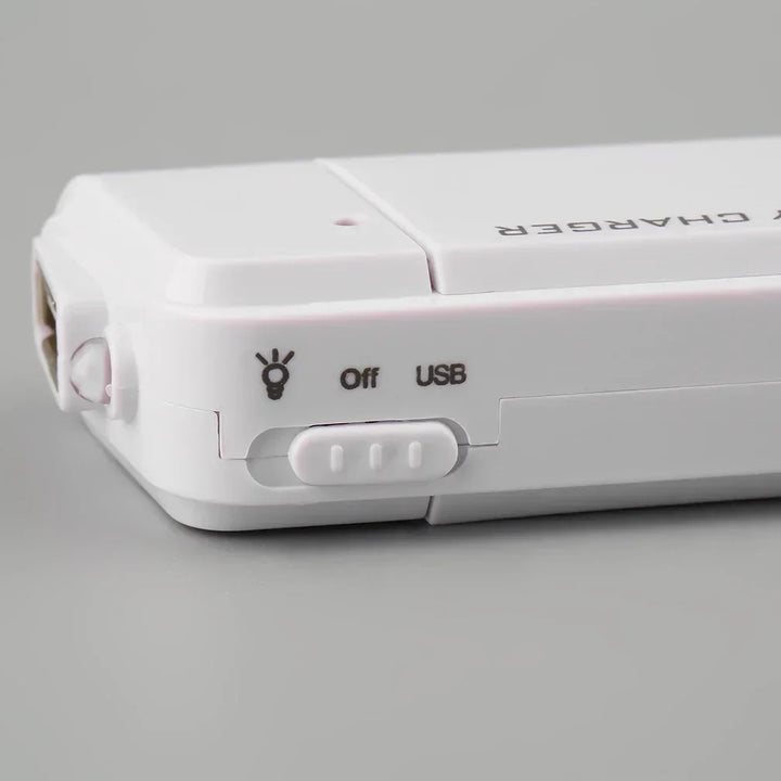 Cargador USB de emergencia universal. Batería portátil AA para smartphone. Accesorio electrónico esencial.