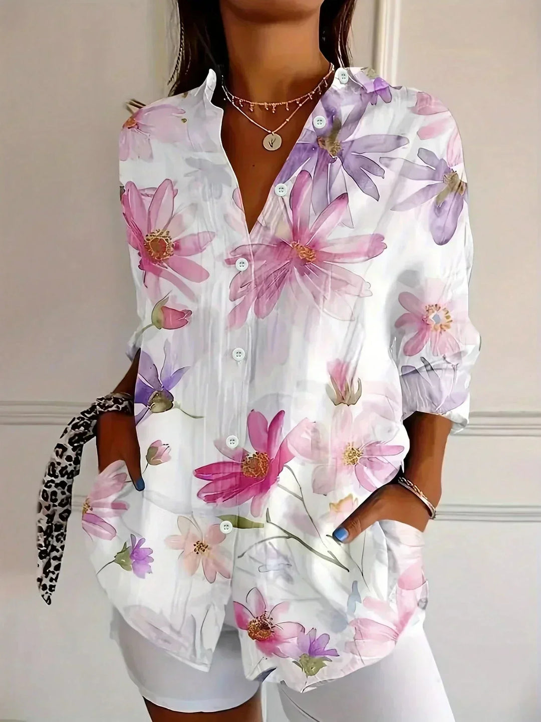 Blusa de mujer con estampado floral, diseño casual elegante y fresco, perfecta para el verano.
