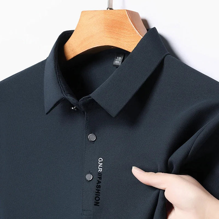 Polo clásico de hombre celeste con tejido piqué. Ideal para un estilo versátil, confort y ropa de hombre.