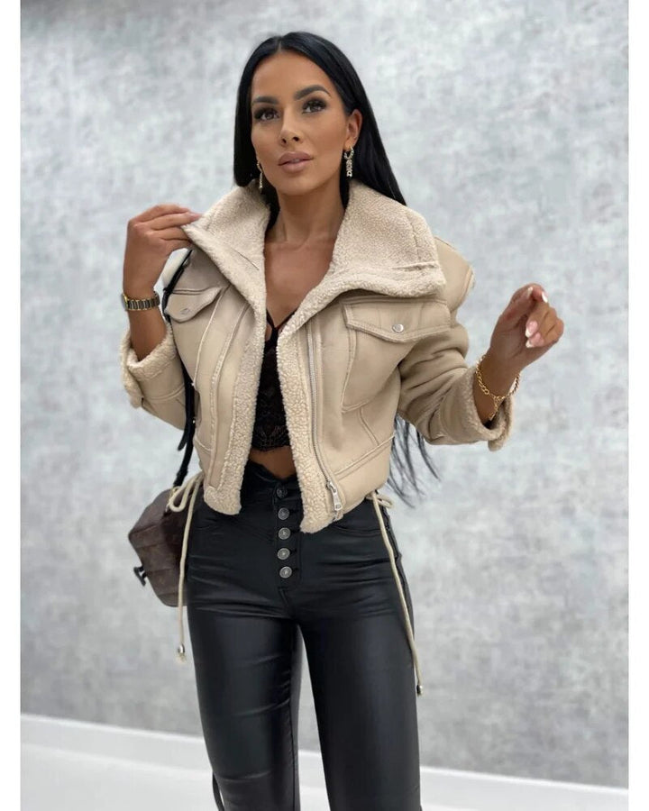 Chaqueta elegante de mujer, estilo lujoso y versátil, ideal para oficina o look casual de moda.