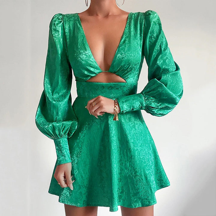 Vestido mini ajustado de moda para mujer. Diseño con recortes modernos y escote profundo. Ideal para fiesta.