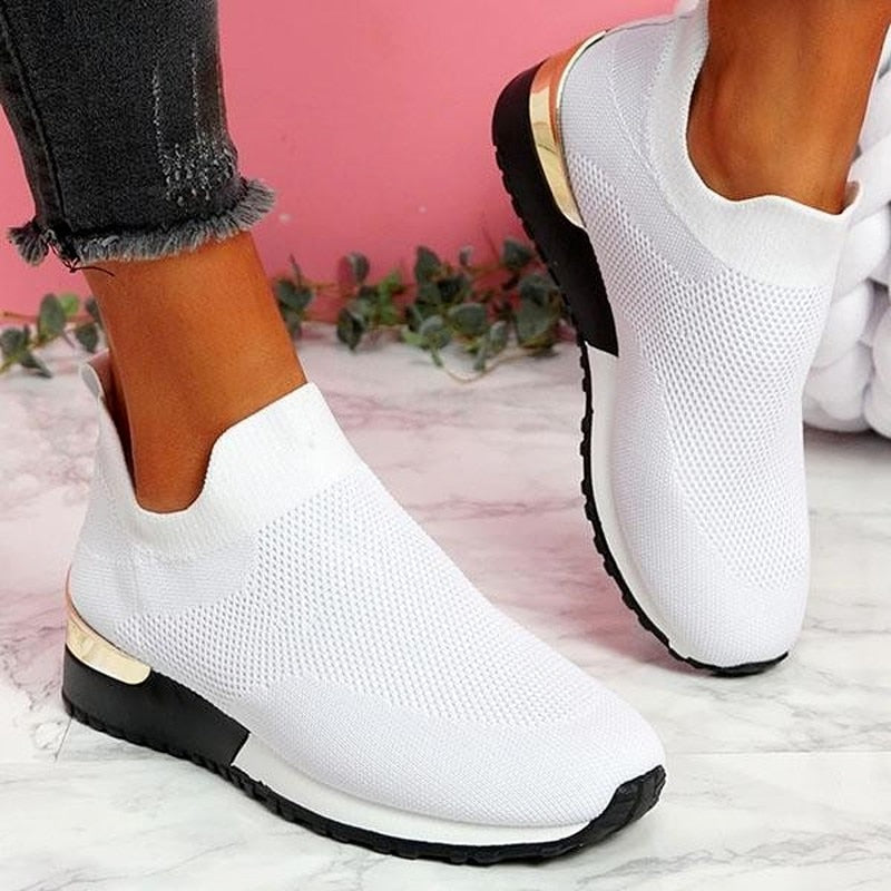 Zapatillas slip-on de mujer, cómodas y transpirables para el uso diario y actividades ligeras.