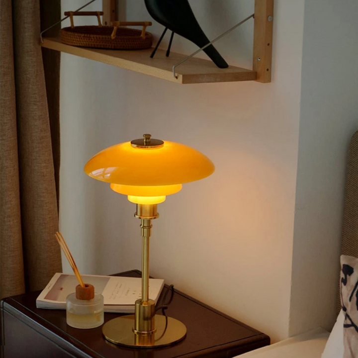 Elegante lámpara de mesa retro, con estética escandinava y diseño moderno para decoración de interiores.