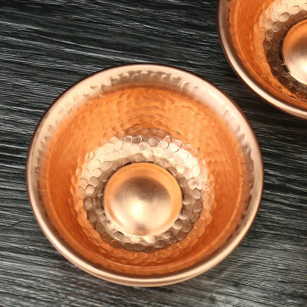 Detalle de cuenco de cobre martillado, reflejando su artesanía nepalí. Perfecto para rituales de Buda.