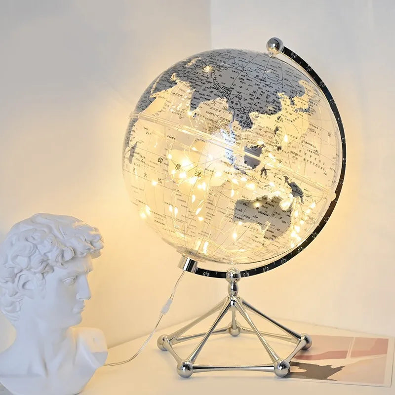 Iluminación LED suave de globo terráqueo rotativo, creando un ambiente acogedor y relajante.
