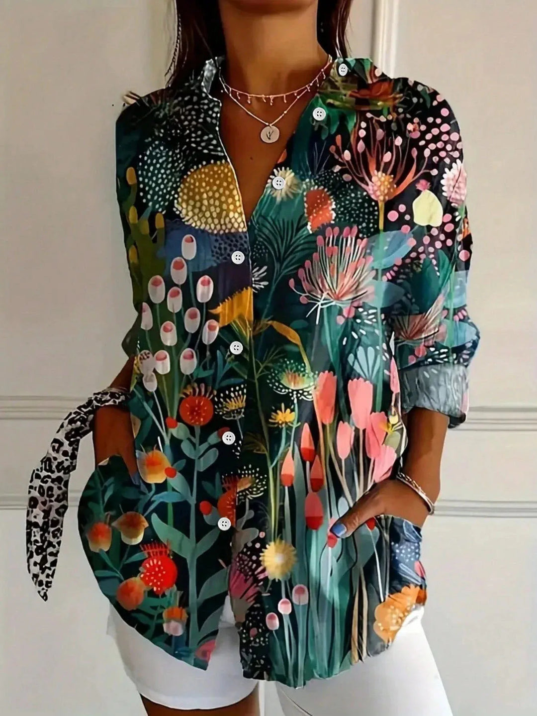 Modelo de mujer luciendo blusa floral casual elegante, tejido ligero, ideal para looks de primavera y verano.