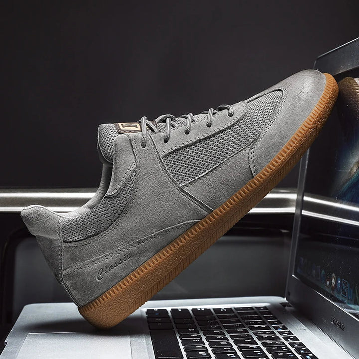 Parte trasera de zapatillas hombre. Calzado urbano deportivo de ante y malla, con diseño moderno y soporte cómodo.