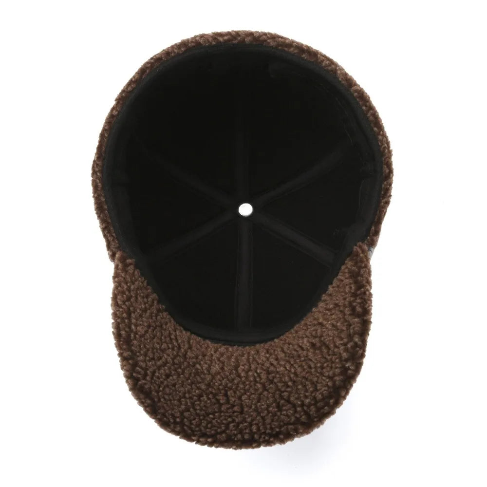 Primer plano de la textura de gorra de cuero para hombre, destacando la calidad del cuero genuino.