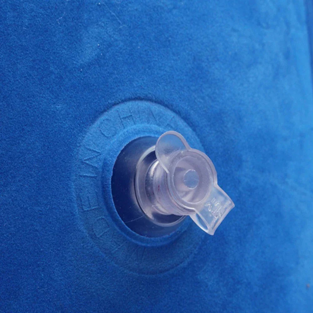 Relájate con esta colchoneta inflable con respaldo flocado. Perfecta para viajes, playa y aire libre.