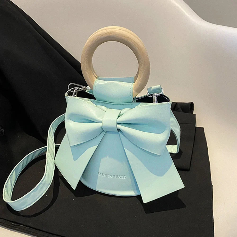 Bolso bandolera clásico de cuero sintético para mujer. Accesorio versátil, ideal como bolso diario y chic.